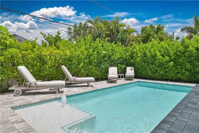 693 105th AVE N, Naples, FL 34108
