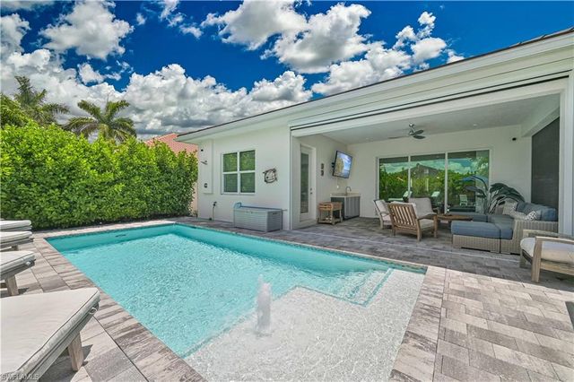 693 105th AVE N, Naples, FL 34108