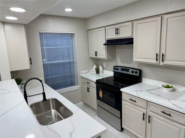 10106 Hillridge Road, La Porte, TX 77571