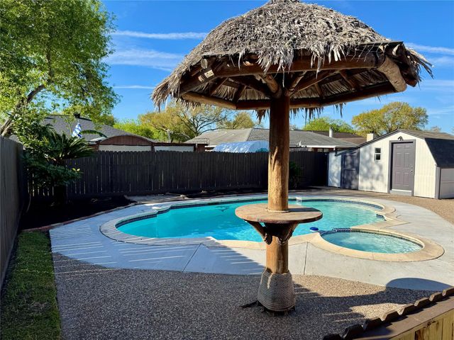 10106 Hillridge Road, La Porte, TX 77571