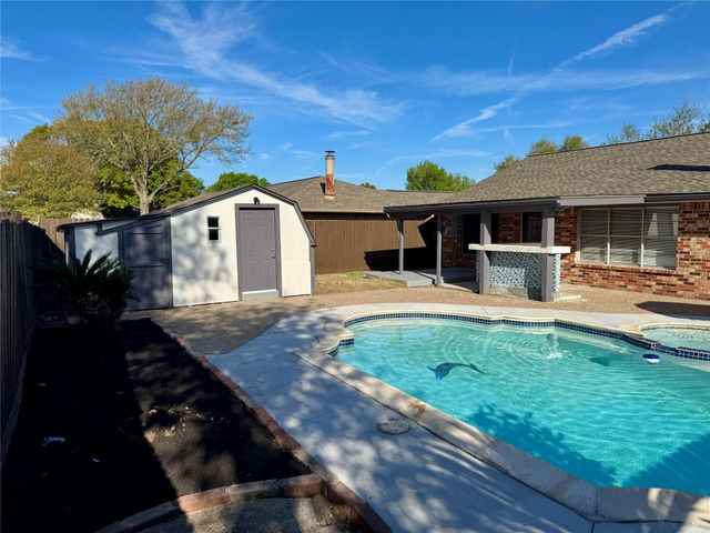 10106 Hillridge Road, La Porte, TX 77571