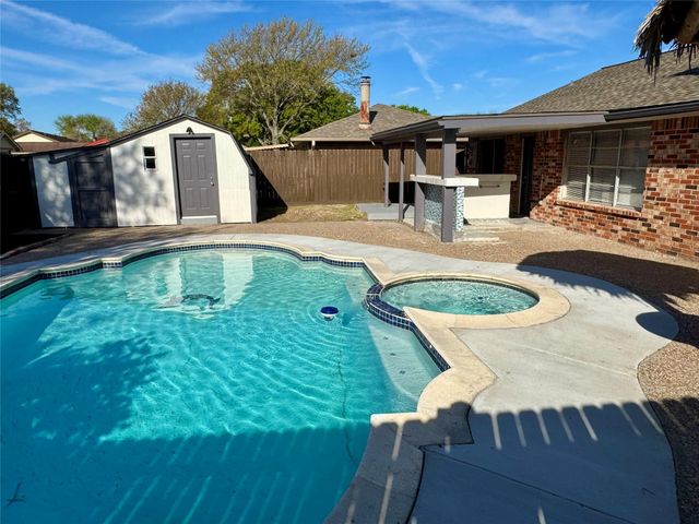 10106 Hillridge Road, La Porte, TX 77571