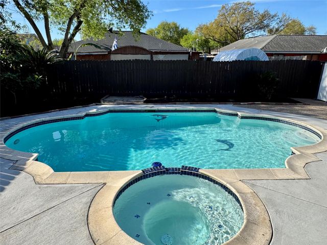 10106 Hillridge Road, La Porte, TX 77571