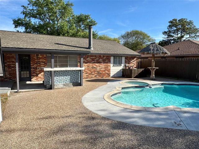 10106 Hillridge Road, La Porte, TX 77571