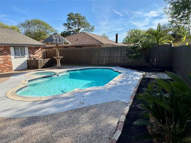 10106 Hillridge Road, La Porte, TX 77571