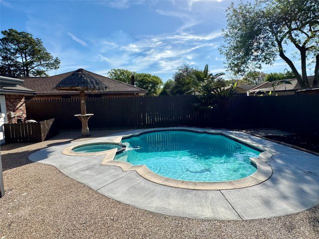 10106 Hillridge Road, La Porte, TX 77571