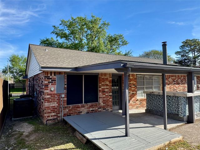 10106 Hillridge Road, La Porte, TX 77571