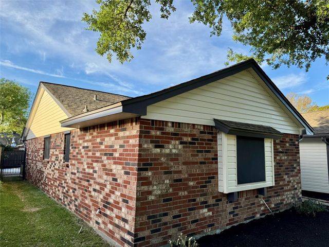 10106 Hillridge Road, La Porte, TX 77571