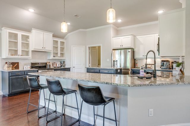 548 Inwood Street, Benbrook, TX 76126