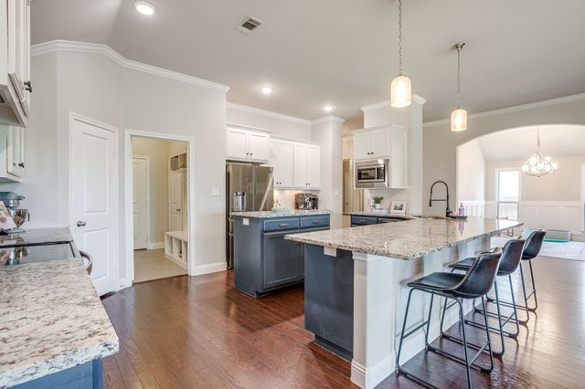 548 Inwood Street, Benbrook, TX 76126