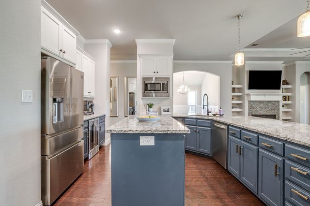 548 Inwood Street, Benbrook, TX 76126