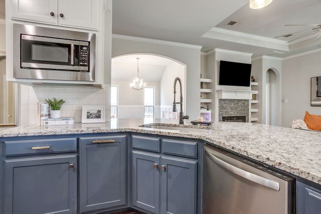 548 Inwood Street, Benbrook, TX 76126