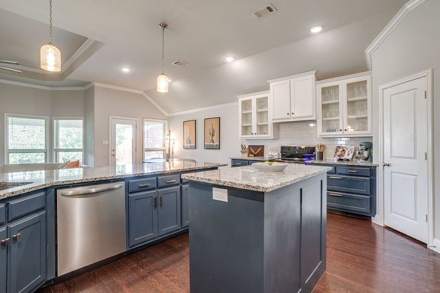 548 Inwood Street, Benbrook, TX 76126