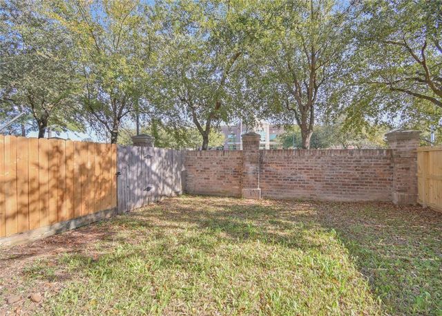 42 Versante Court, Houston, TX 77070
