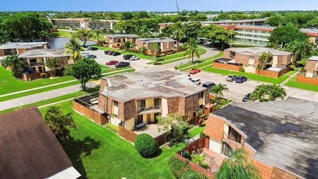 62 Springdale Circle, Palm Springs, FL 33461