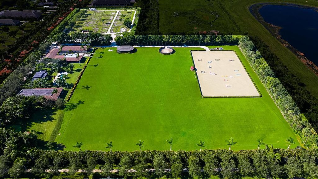 Image 6 of property listing at 5420 Las Palmas Avenue, Wellington, FL 33449