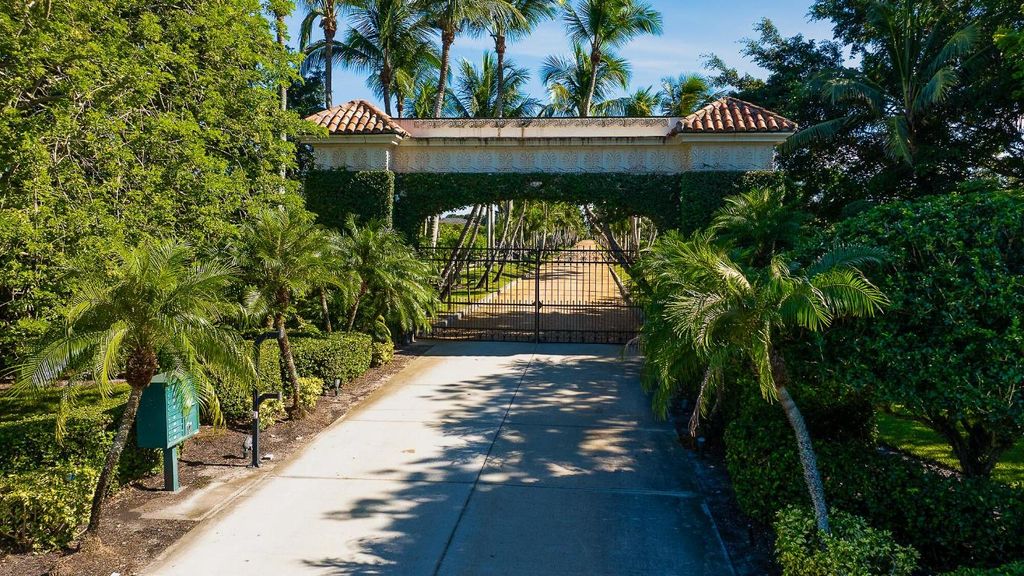 Image 8 of property listing at 5420 Las Palmas Avenue, Wellington, FL 33449