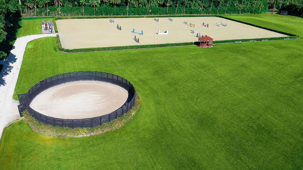 Image 9 of property listing at 5420 Las Palmas Avenue, Wellington, FL 33449