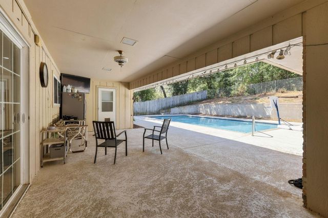 609 Ambassador Street, Denison, TX 75020