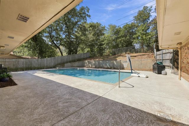 609 Ambassador Street, Denison, TX 75020