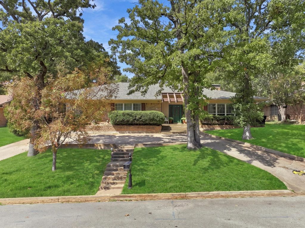 609 Ambassador Street, Denison, TX 75020