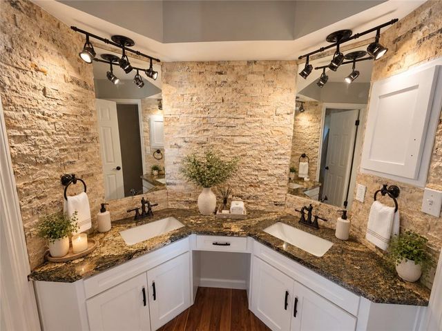 9600 W 105TH Terrace, Overland Park, KS 66212