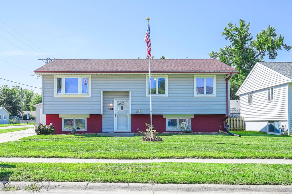 1217 WILLOW Drive, Carter Lake, IA 51510