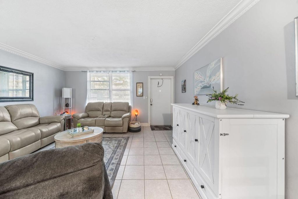 Image 11 of property listing at 2565 S Ocean Boulevard 108, Palm Beach, FL 33480