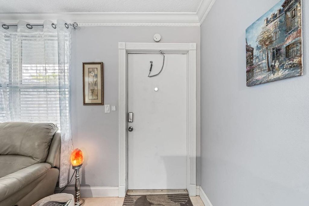 Image 14 of property listing at 2565 S Ocean Boulevard 108, Palm Beach, FL 33480