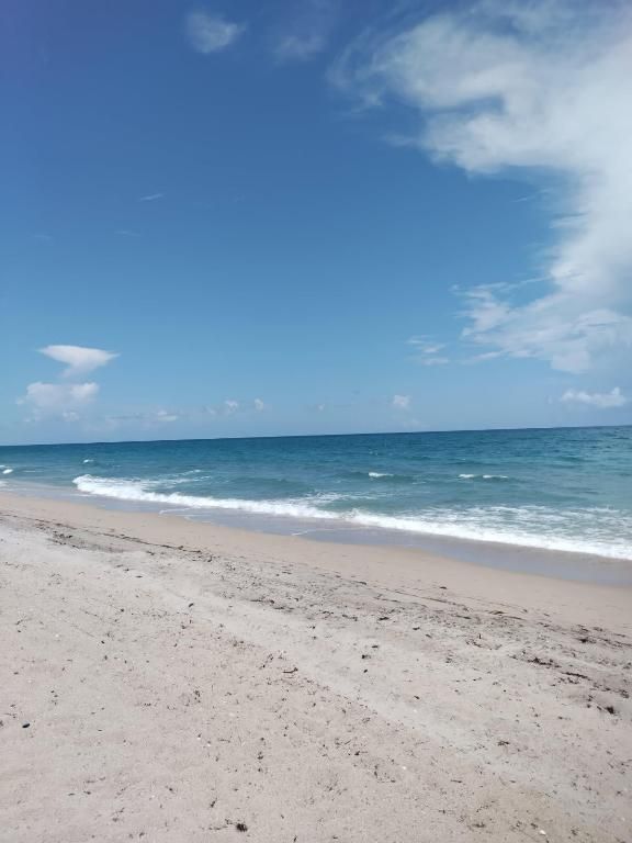 Image 25 of property listing at 2565 S Ocean Boulevard 108, Palm Beach, FL 33480