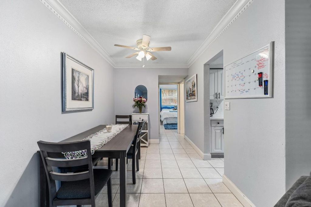 Image 9 of property listing at 2565 S Ocean Boulevard 108, Palm Beach, FL 33480