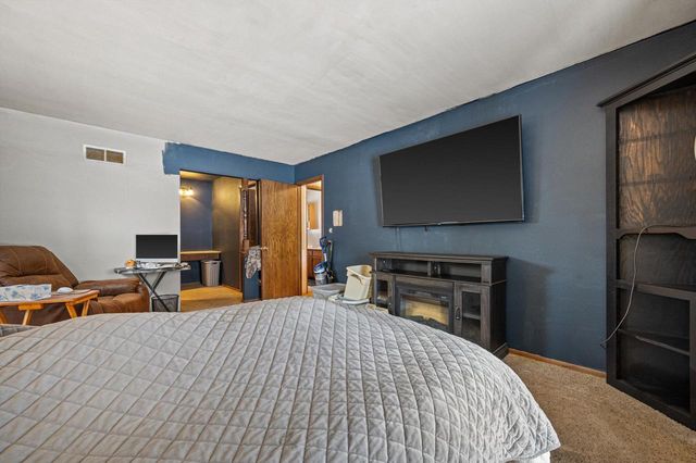 W220N2612 Maplewood LANE, Waukesha, WI 53186