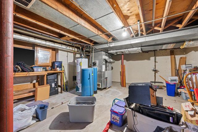 W220N2612 Maplewood LANE, Waukesha, WI 53186