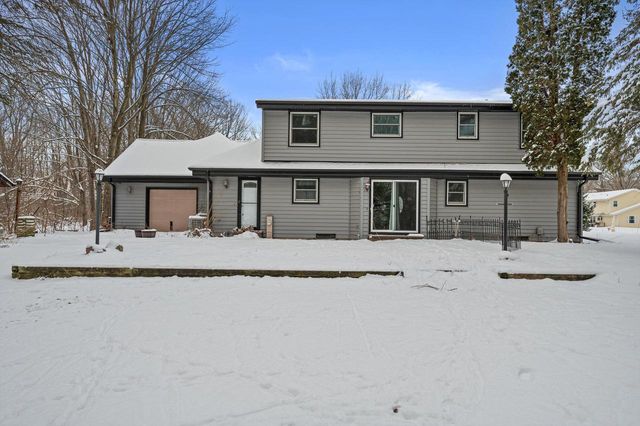 W220N2612 Maplewood LANE, Waukesha, WI 53186