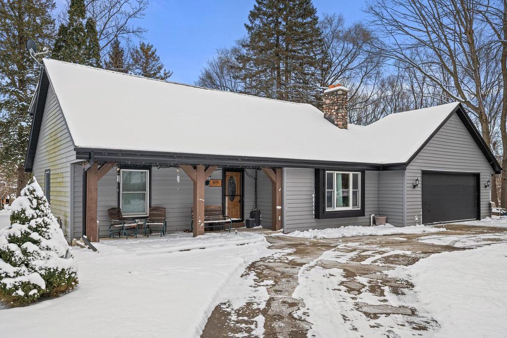 W220N2612 Maplewood LANE, Waukesha, WI 53186