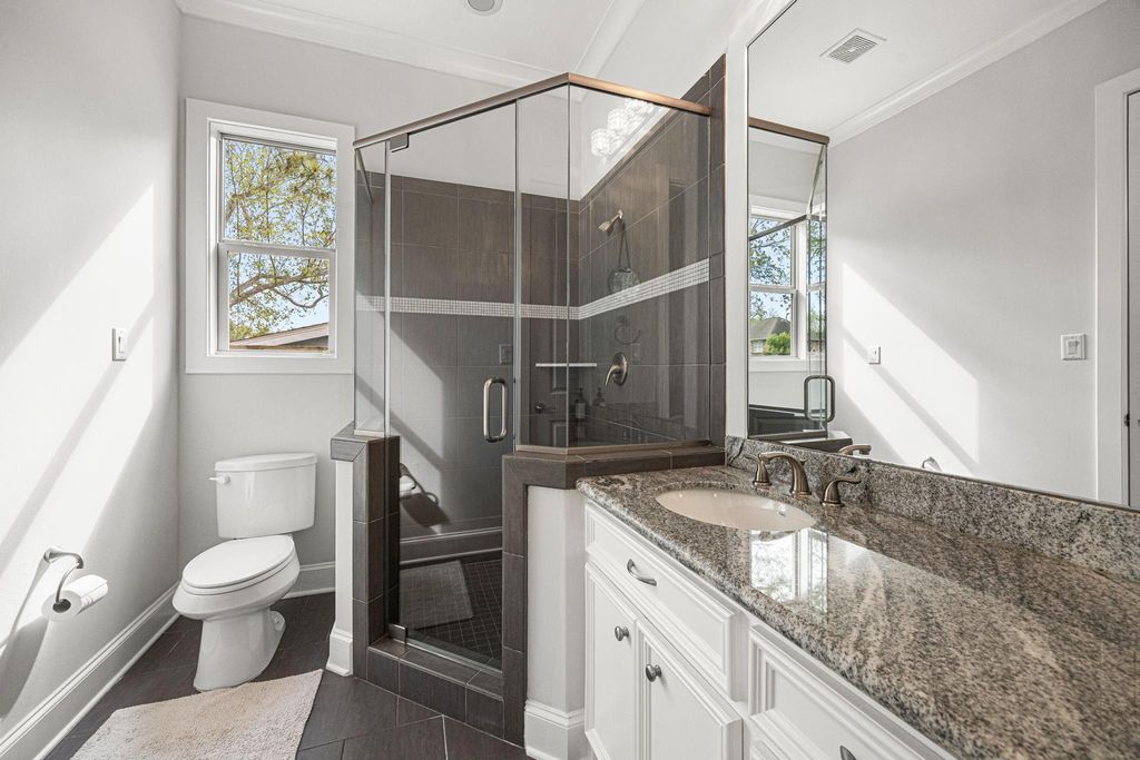 Image 10 of property listing at 5119 Locust Street, Bellaire, TX 77401