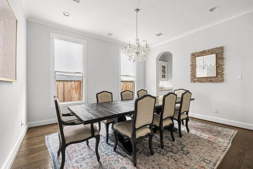 Image 11 of property listing at 5119 Locust Street, Bellaire, TX 77401