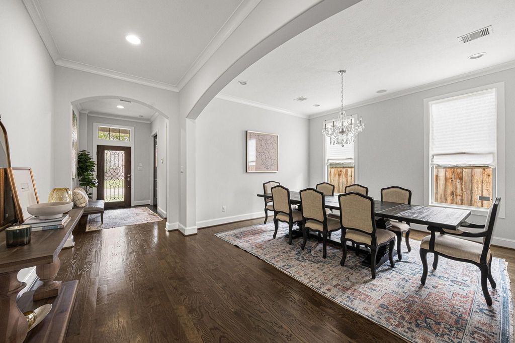 Image 12 of property listing at 5119 Locust Street, Bellaire, TX 77401