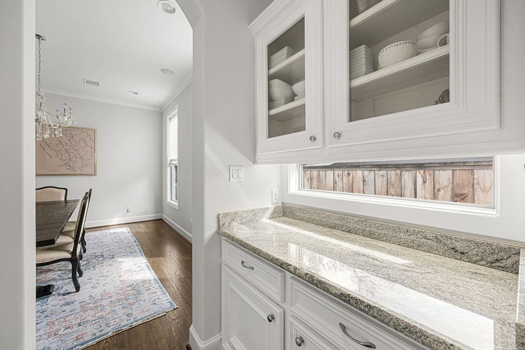 Image 14 of property listing at 5119 Locust Street, Bellaire, TX 77401