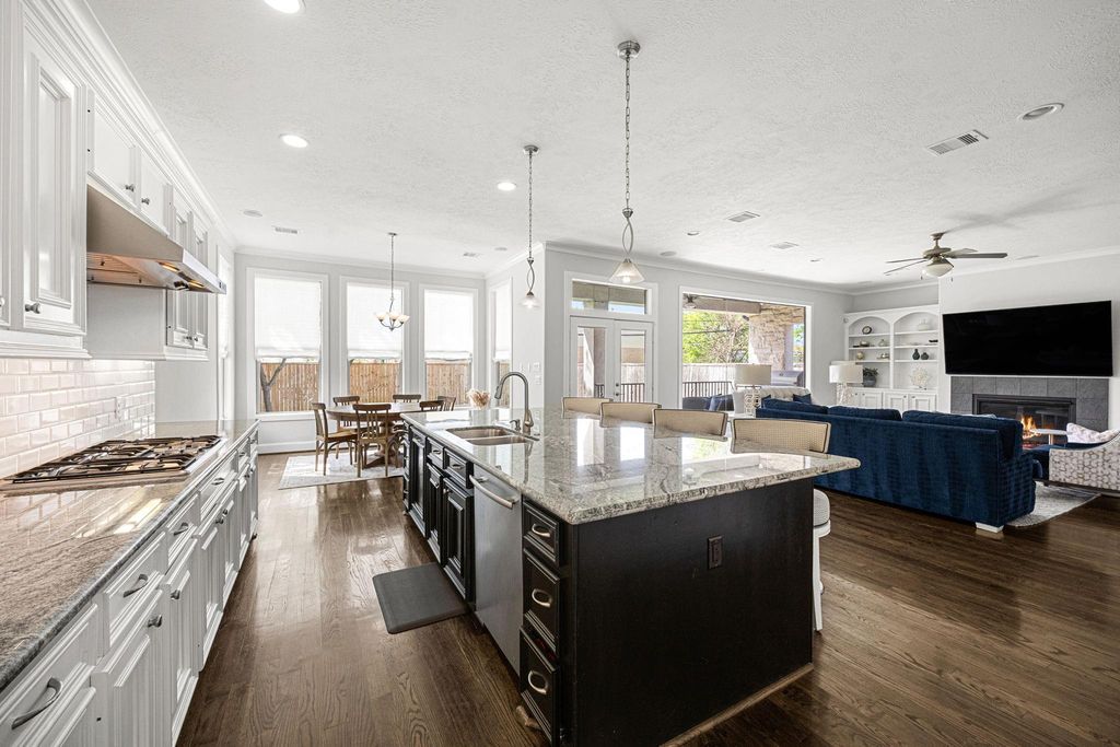 Image 16 of property listing at 5119 Locust Street, Bellaire, TX 77401