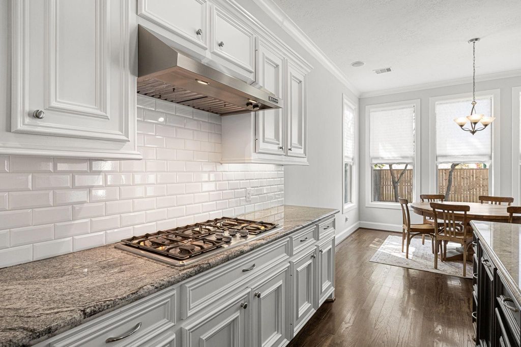 Image 17 of property listing at 5119 Locust Street, Bellaire, TX 77401