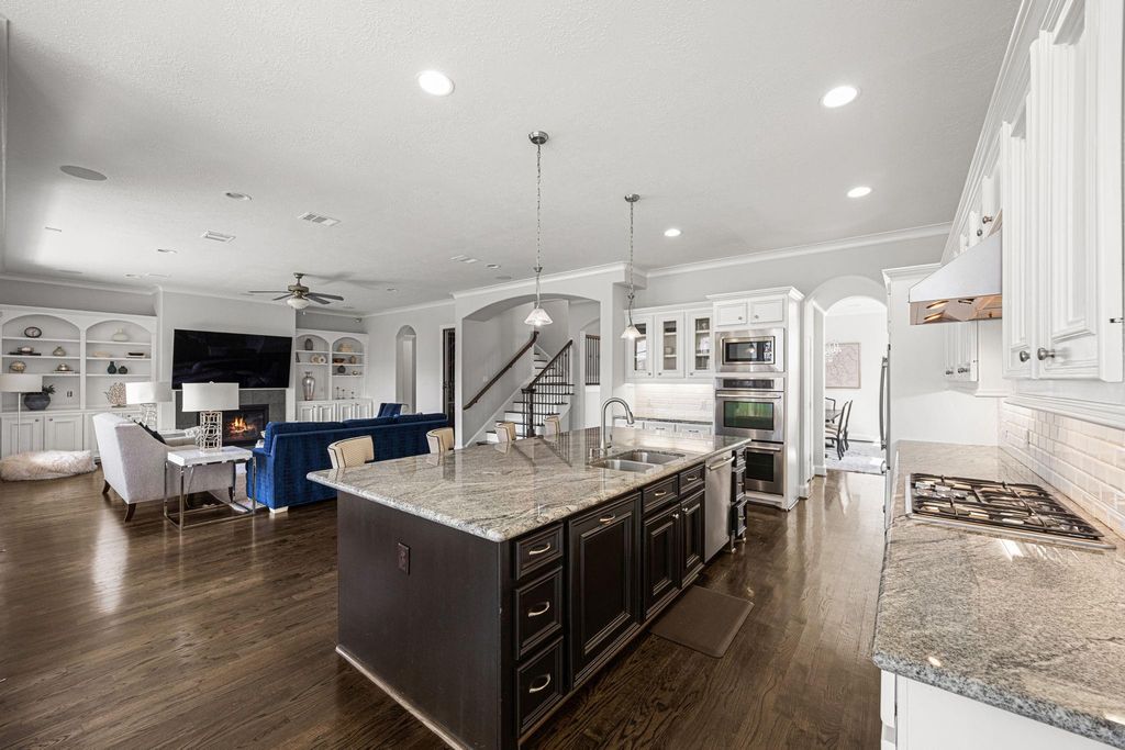 Image 18 of property listing at 5119 Locust Street, Bellaire, TX 77401