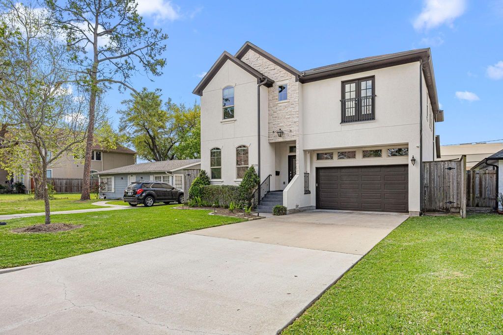 Image 2 of property listing at 5119 Locust Street, Bellaire, TX 77401