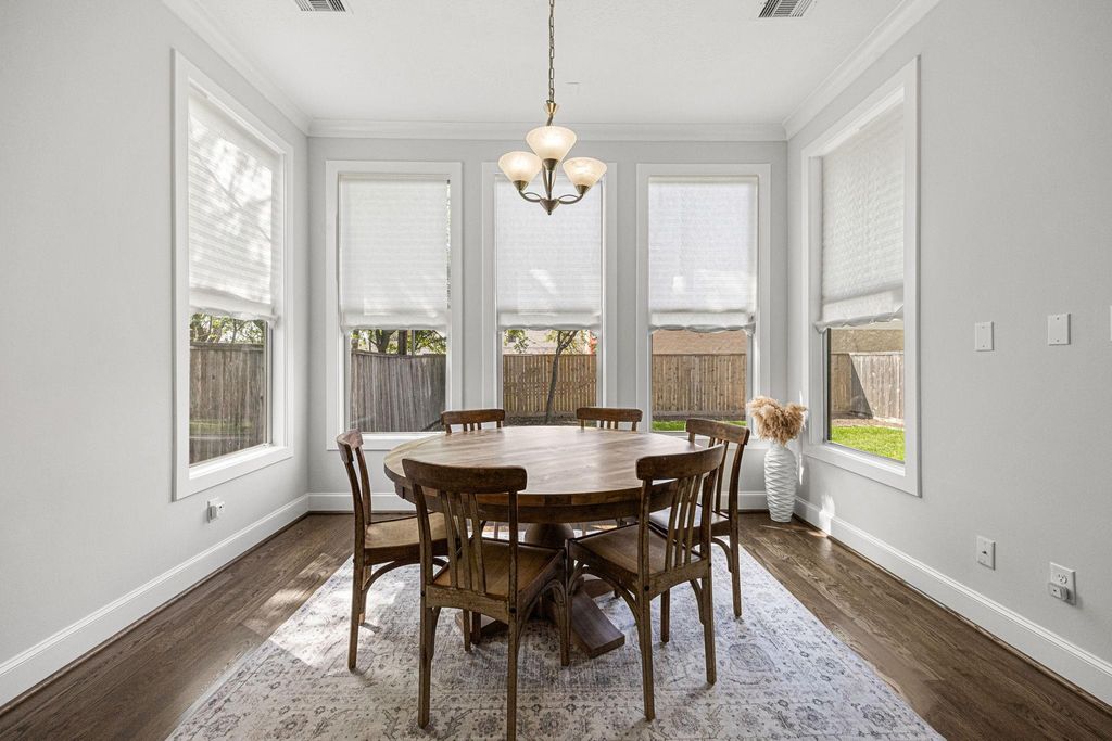 Image 22 of property listing at 5119 Locust Street, Bellaire, TX 77401