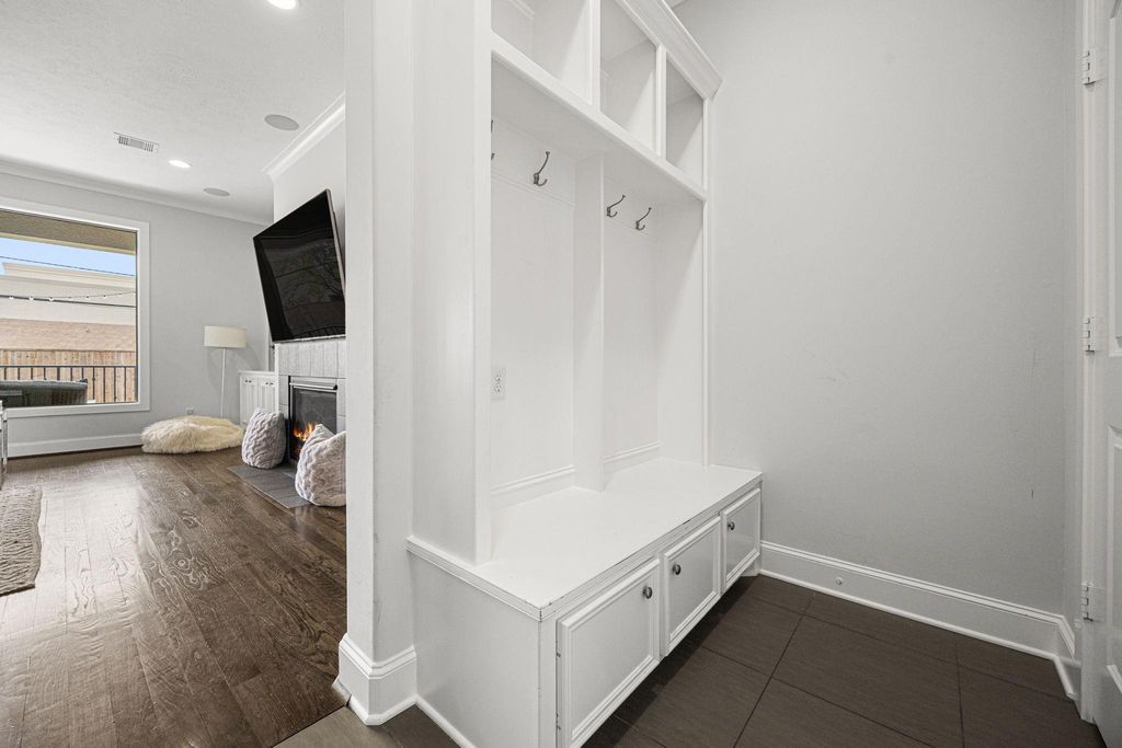 Image 27 of property listing at 5119 Locust Street, Bellaire, TX 77401