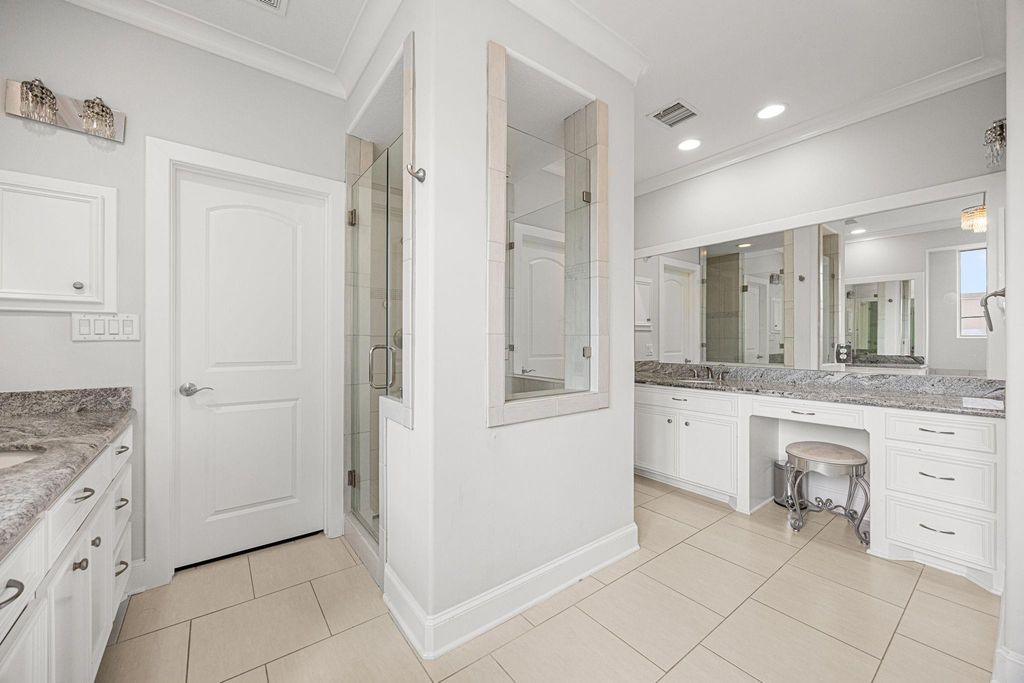 Image 30 of property listing at 5119 Locust Street, Bellaire, TX 77401