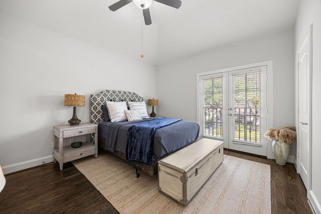Image 32 of property listing at 5119 Locust Street, Bellaire, TX 77401