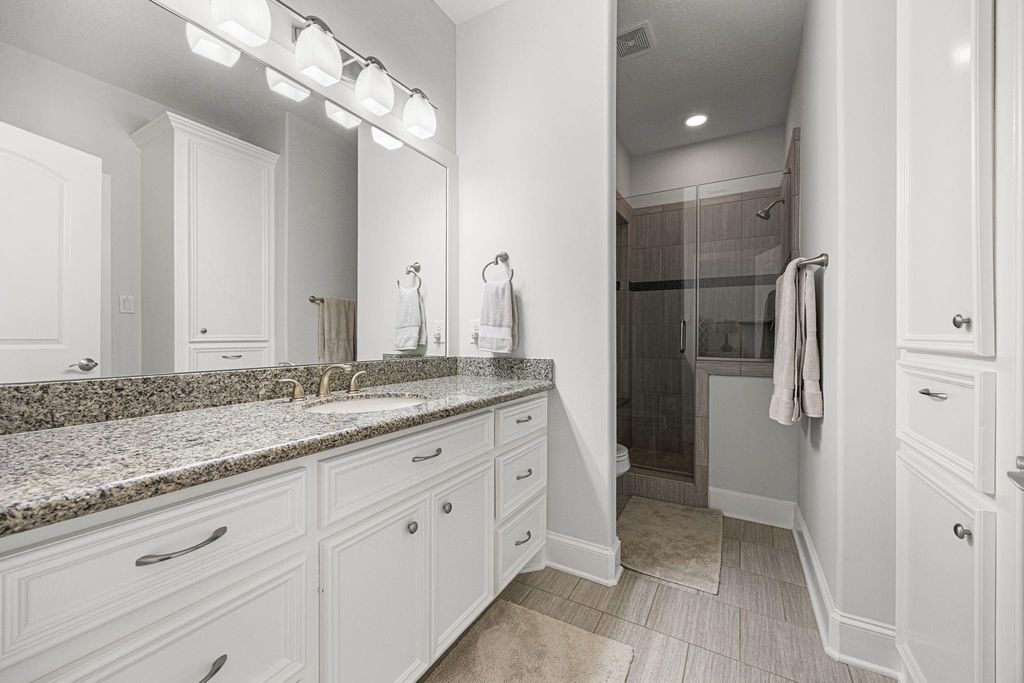 Image 33 of property listing at 5119 Locust Street, Bellaire, TX 77401