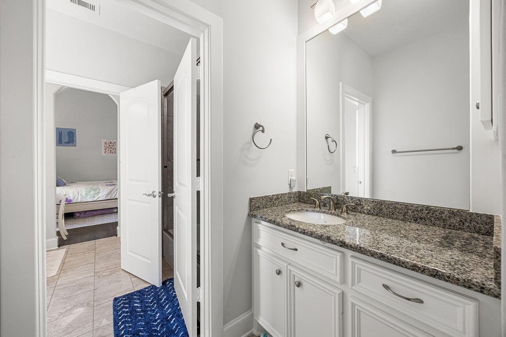 Image 35 of property listing at 5119 Locust Street, Bellaire, TX 77401