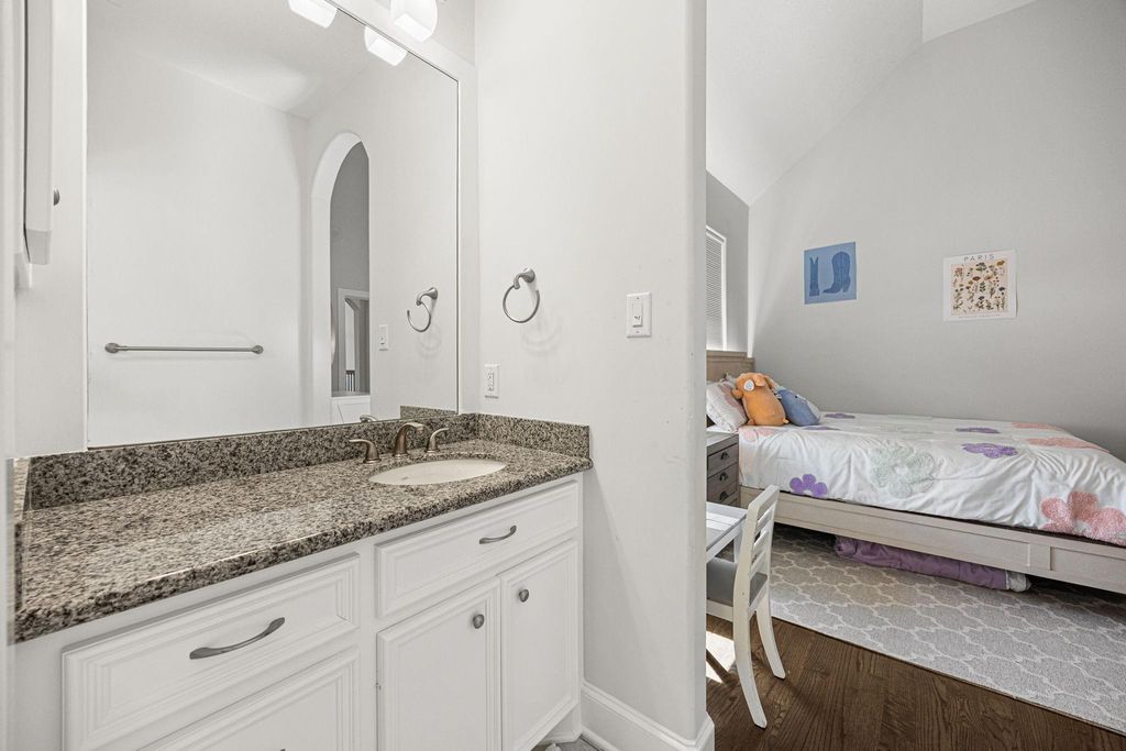 Image 36 of property listing at 5119 Locust Street, Bellaire, TX 77401